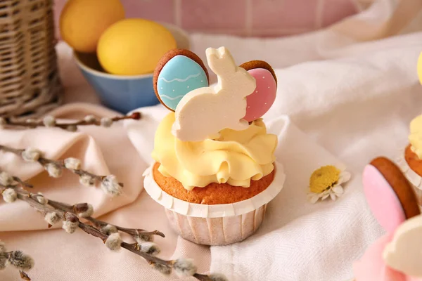 Lezzetli Paskalya çöreği ve renk arkaplanda söğüt dalları, yakın plan.