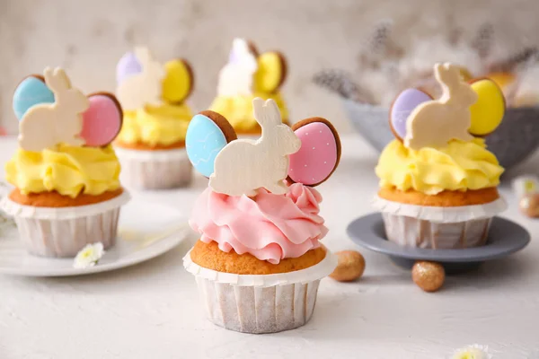 Tasty Easter Cupcakes Eggs Light Background Closeup — Stock Photo, Image