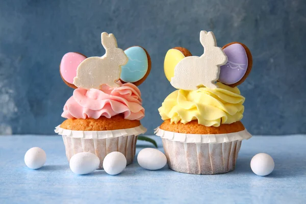Chutné Velikonoční Cupcakes Vejce Modrém Pozadí Detailní Záběr — Stock fotografie