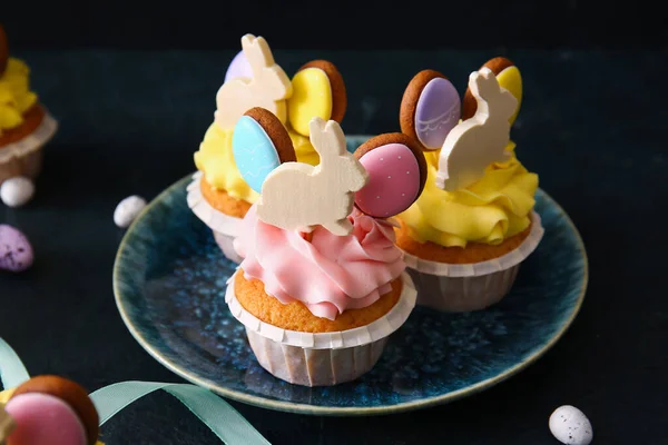 Talíř Chutnými Velikonoční Cupcakes Tmavém Pozadí Detailní Záběr — Stock fotografie