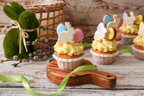 Hafif ahşap masada lezzetli paskalya kekleri