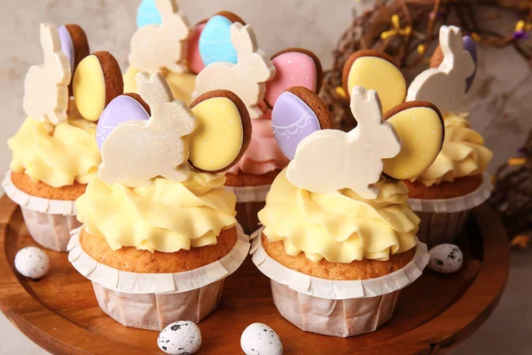 Stand Tasty Easter Cupcakes Eggs Table Closeup — Stock Photo, Image