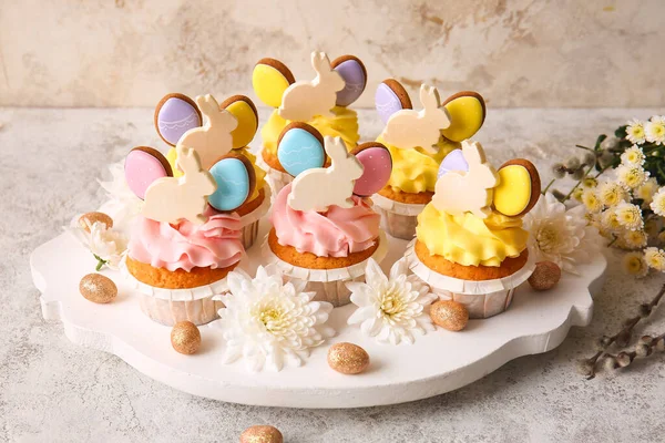 Tafel Mit Leckeren Oster Cupcakes Eiern Und Blumen Auf Hellem — Stockfoto