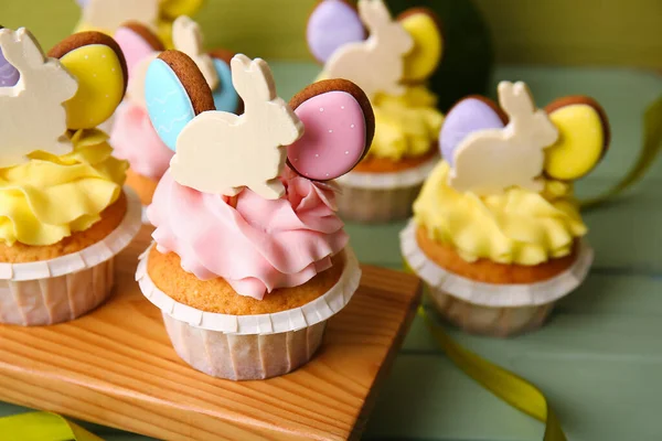 Board Tasty Easter Cupcakes Wooden Table Closeup — Stock Photo, Image