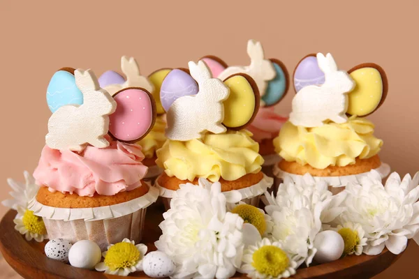 Stojan Chutnými Velikonoční Cupcakes Květiny Vejce Hnědém Pozadí Detailní — Stock fotografie