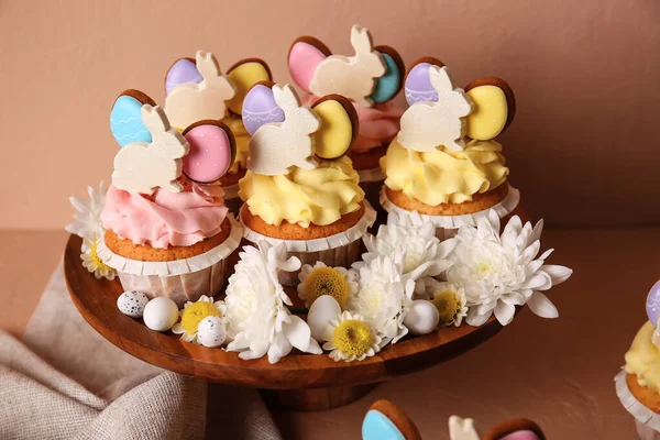 Stojan Chutnými Velikonoční Cupcakes Květiny Vejce Hnědém Pozadí — Stock fotografie