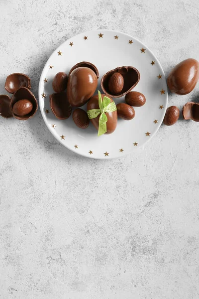 Teller Mit Schokolade Ostereiern Auf Hellem Hintergrund — Stockfoto