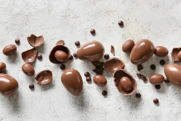 Schokoladen Ostereier Mit Bonbons Auf Hellem Hintergrund — Stockfoto