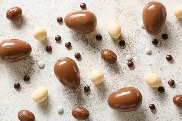 Schokoladen Osterei Und Bonbons Auf Hellem Hintergrund — Stockfoto