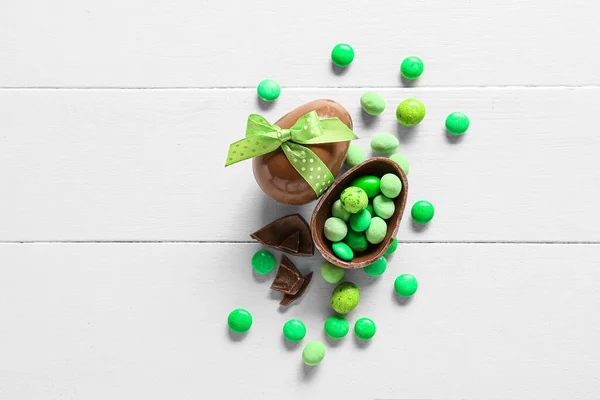 Ovos Páscoa Chocolate Com Doces Fundo Madeira Branca — Fotografia de Stock
