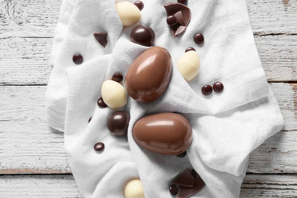 Chocolade Paaseieren Met Snoepjes Witte Houten Ondergrond — Stockfoto