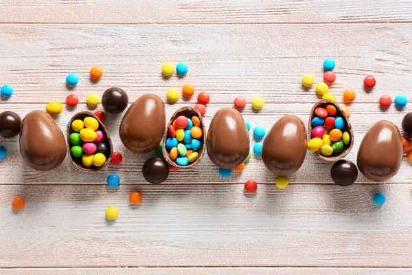 Ovos Páscoa Chocolate Com Doces Fundo Madeira Branca — Fotografia de Stock