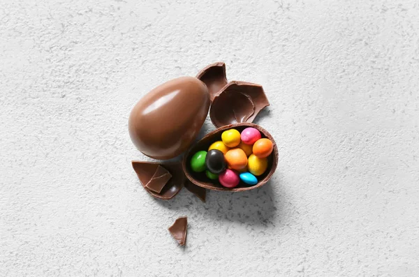 チョコレートイースターの卵とキャンディーの光の背景 — ストック写真