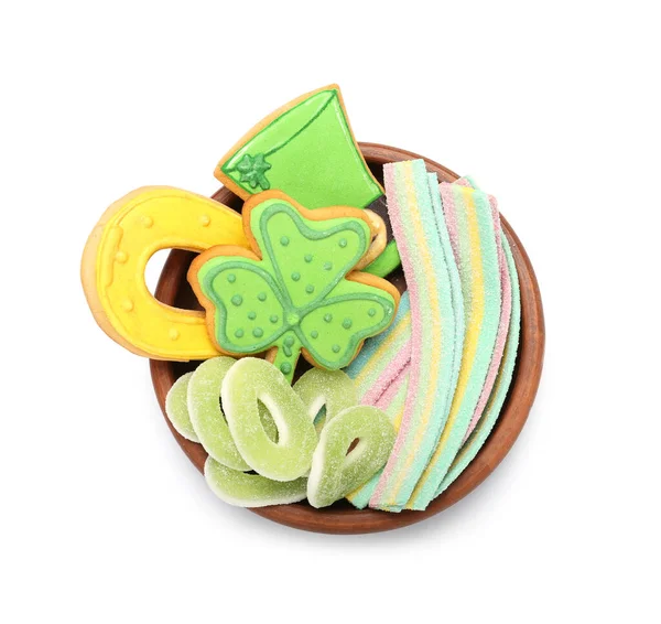 白底圣帕特里克节庆祝活动的盘子里有不同的糖果 — 图库照片