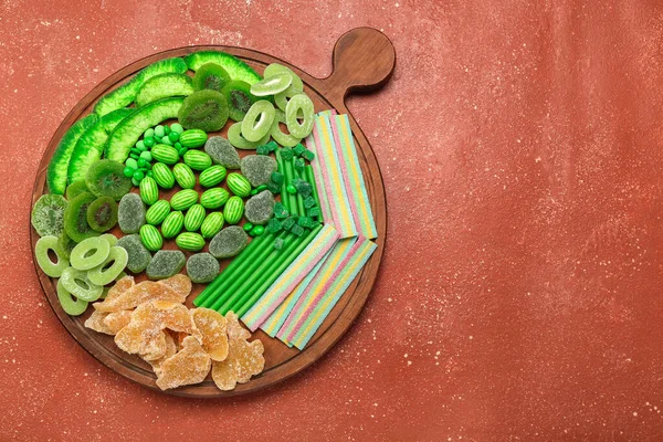 Aziz Patrick Günü kutlamaları için farklı tatlılar içeren ahşap tahta tahta arka planda