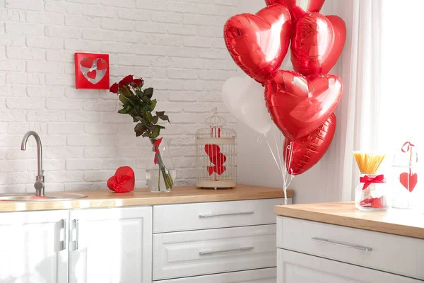 Theken Mit Stilvollem Dekor Und Herzförmigen Luftballons Zum Valentinstag Der — Stockfoto