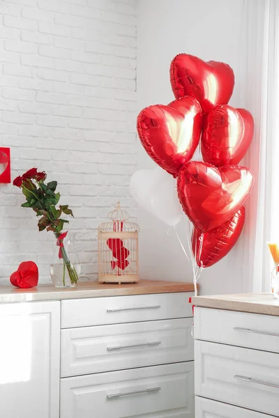 Theken Mit Stilvollem Dekor Und Herzförmigen Luftballons Zum Valentinstag Der — Stockfoto