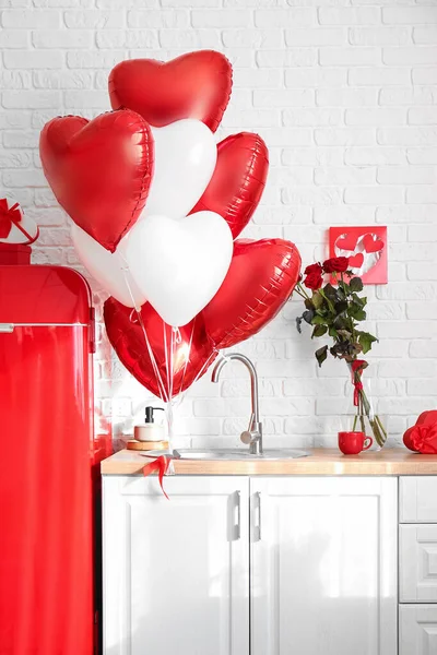 Contador Con Una Decoración Elegante Globos Aire Forma Corazón Cerca — Foto de Stock