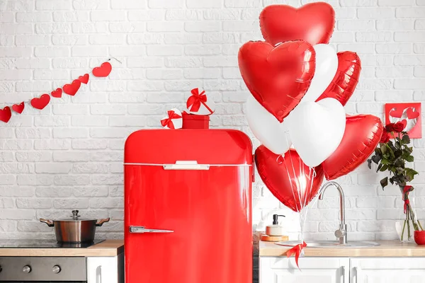 Nevera Roja Mostradores Con Una Decoración Elegante Globos Aire Forma — Foto de Stock