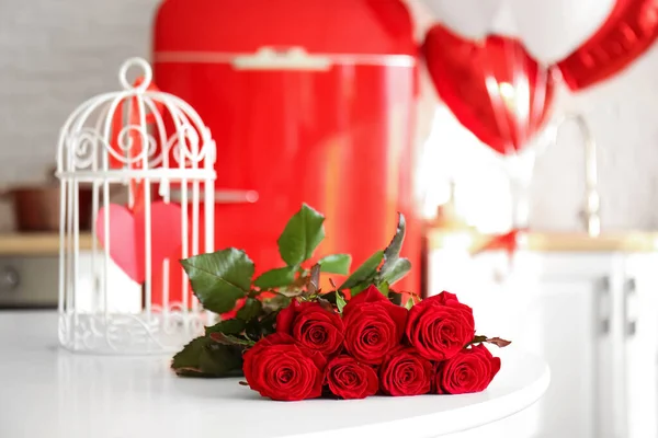 Bouquet Roses Table Kitchen Decorated Valentine Day Celebration — Stock Photo, Image