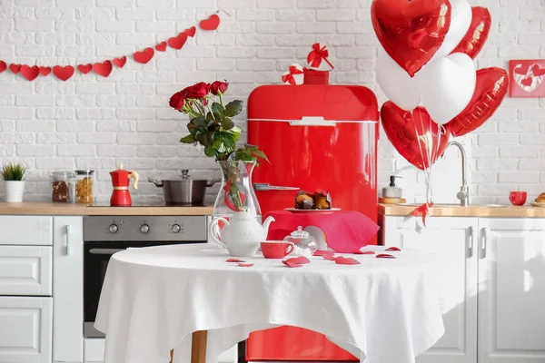 Mesa Jantar Com Buquê Rosas Servido Para Celebração Dia Dos — Fotografia de Stock