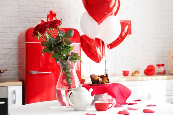 Tavolo Pranzo Con Mazzo Rose Servito Celebrazione San Valentino Cucina — Foto Stock