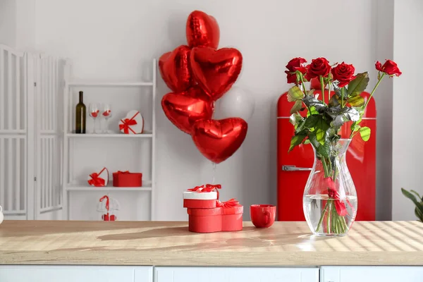 Vase Mit Rosen Tasse Und Geschenkschachteln Auf Der Theke Raum — Stockfoto