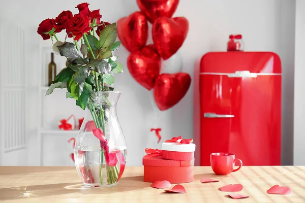 Vase Avec Roses Coffrets Cadeaux Tasse Sur Comptoir Dans Cuisine — Photo