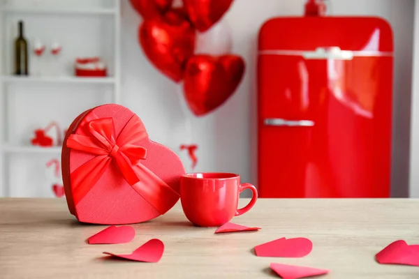 Coffret Cadeau Tasse Sur Comptoir Dans Cuisine Légère Décorée Pour — Photo