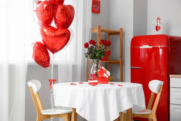 Mesa Jantar Com Rosas Caixas Presente Cozinha Leve Decorada Para — Fotografia de Stock