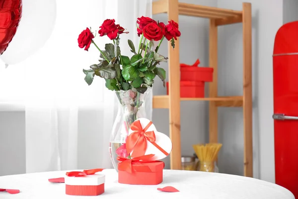 Geschenkschachteln Und Vase Mit Rosen Zum Valentinstag Auf Dem Esstisch — Stockfoto