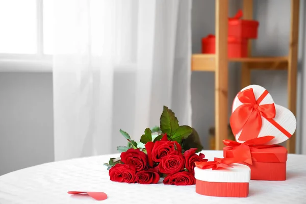 Rosenstrauß Und Geschenkboxen Zum Valentinstag Auf Dem Esstisch — Stockfoto