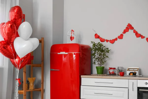 Estantería Elegante Nevera Roja Mostradores Cocina Decorada Para Celebración Del — Foto de Stock