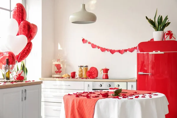 Mesa Jantar Com Rosa Pétalas Caixa Presente Cozinha Decorada Para — Fotografia de Stock
