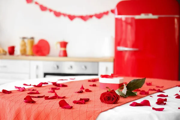 Rose Blütenblätter Und Geschenkbox Auf Dem Esstisch Der Küche Für — Stockfoto