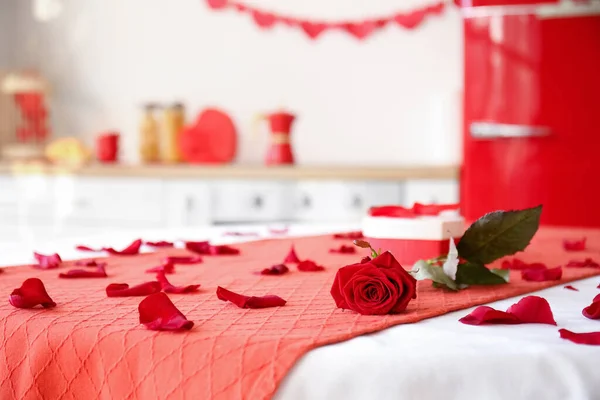 Rose Blütenblätter Und Geschenkbox Auf Dem Esstisch Der Küche Für — Stockfoto