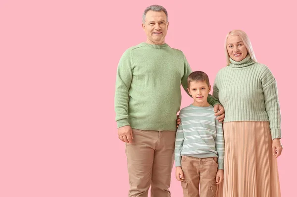 Kleiner Junge Mit Seinen Großeltern Warmen Pullovern Auf Rosa Hintergrund — Stockfoto