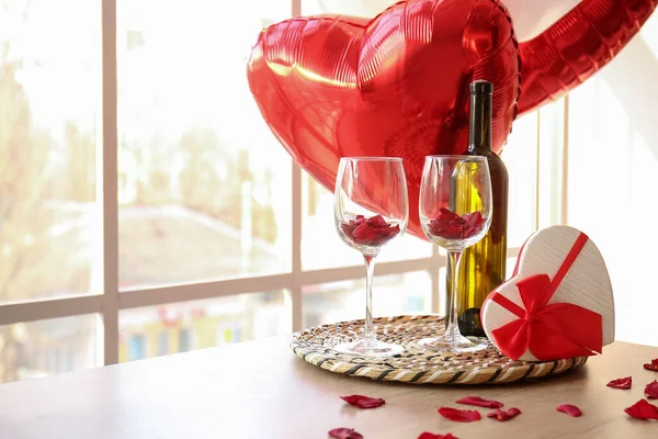 Tablett Mit Flasche Wein Gläsern Und Geschenkbox Für Die Valentinstagsfeier — Stockfoto