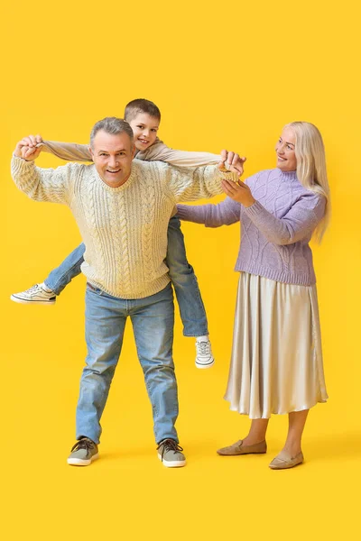 Kleine Jongen Met Zijn Grootouders Warme Truien Plezier Hebben Gele — Stockfoto