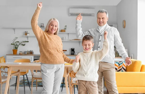 Menino Com Seus Avós Camisolas Quentes Dançando Casa — Fotografia de Stock