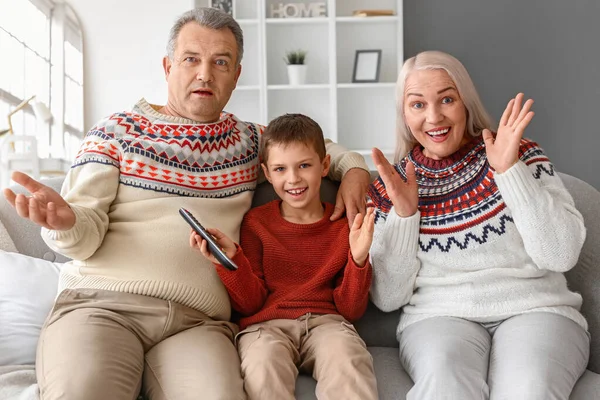 Menino Com Seus Avós Camisolas Quentes Assistindo Casa — Fotografia de Stock