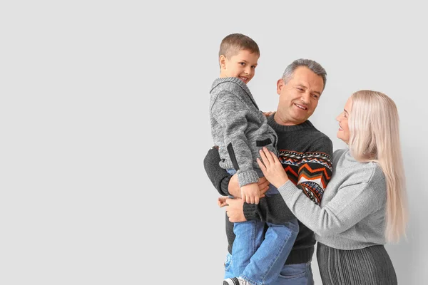 배경에 스웨터를 조부모와 — 스톡 사진