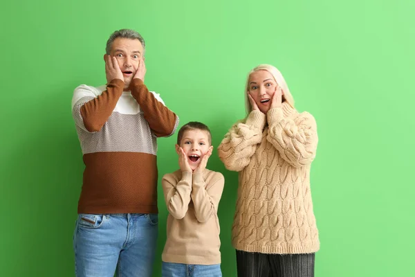 Menino Surpreso Com Seus Avós Camisolas Quentes Fundo Verde — Fotografia de Stock