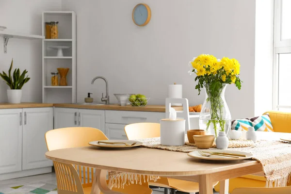 Uluslararası Kadınlar Günü kutlamaları için açık mutfakta servis edilen yemek masası.