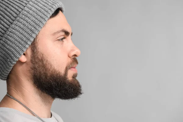 Elegante Hombre Barbudo Fresco Sobre Fondo Gris — Foto de Stock