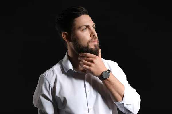 Elegante Hombre Barbudo Sobre Fondo Oscuro —  Fotos de Stock