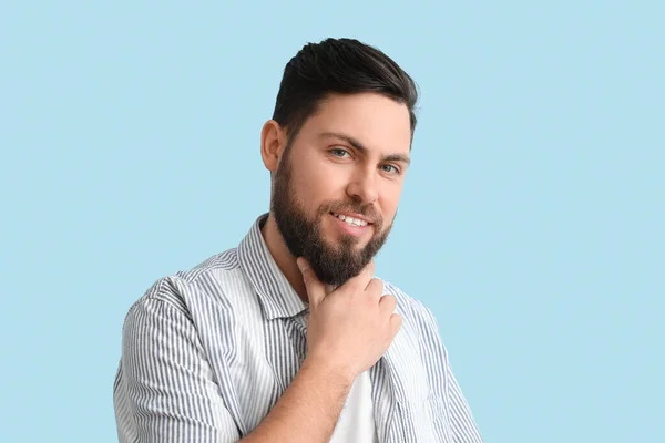 Elegante Hombre Barbudo Sobre Fondo Azul — Foto de Stock