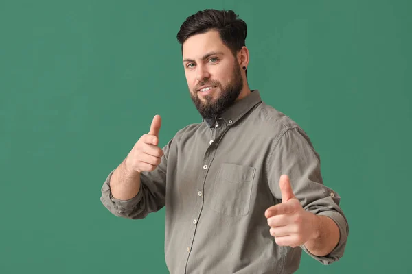 Élégant Cool Barbu Homme Sur Fond Vert — Photo