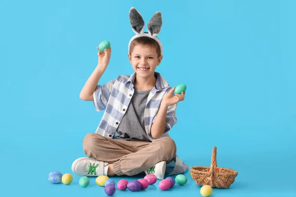 Mavi Arka Planda Tavşan Kulaklı Paskalya Yumurtaları Olan Komik Bir — Stok fotoğraf