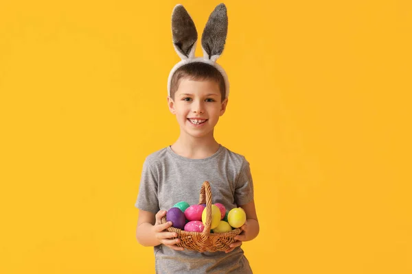 Grappig Jongetje Met Konijnenoren Paasmandje Gele Achtergrond — Stockfoto